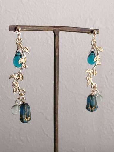 春の訪れ チェコガラス再販 すりガラスのピーコックグリーンチューリップ ピアス イヤリング