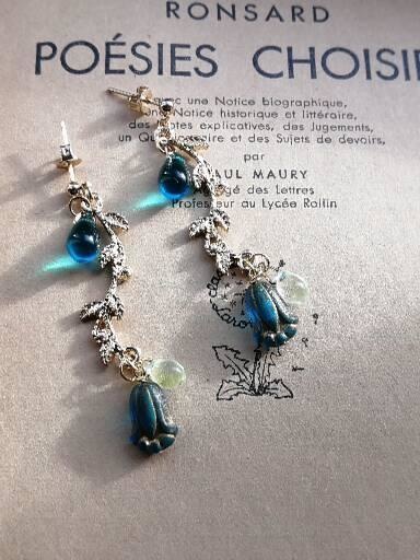 春の訪れ チェコガラス再販 すりガラスのピーコックグリーンチューリップ ピアス イヤリング