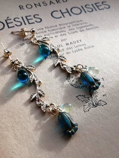 春の訪れ チェコガラス再販 すりガラスのピーコックグリーンチューリップ ピアス イヤリング