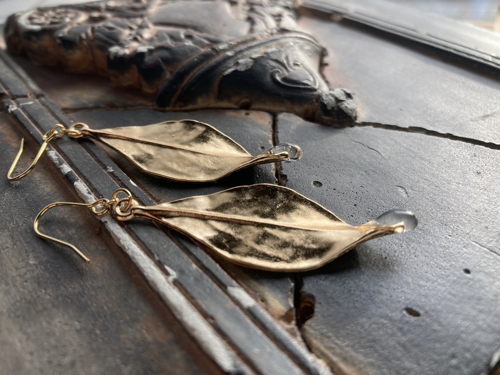 *イロアソビ* 朝露に濡れたリーフピアス イヤリング