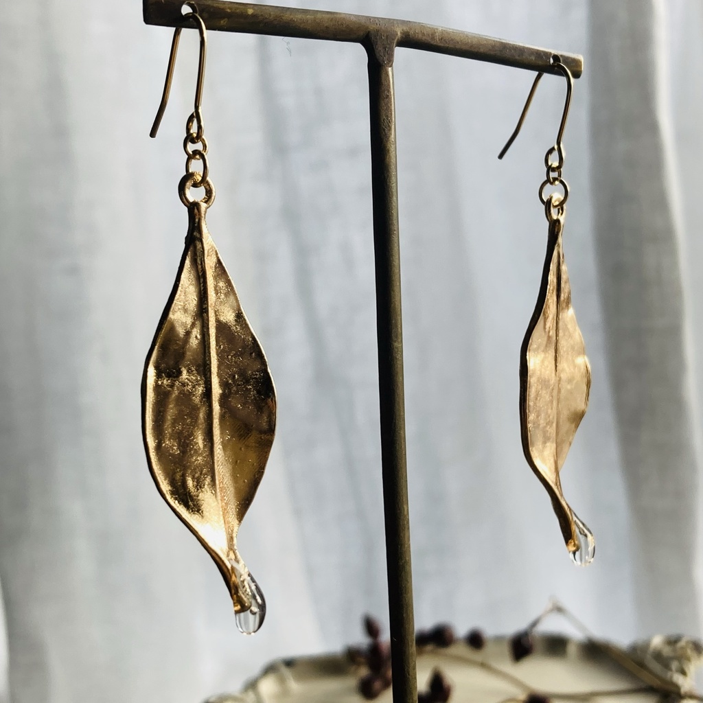 *イロアソビ* 朝露に濡れたリーフピアス イヤリング