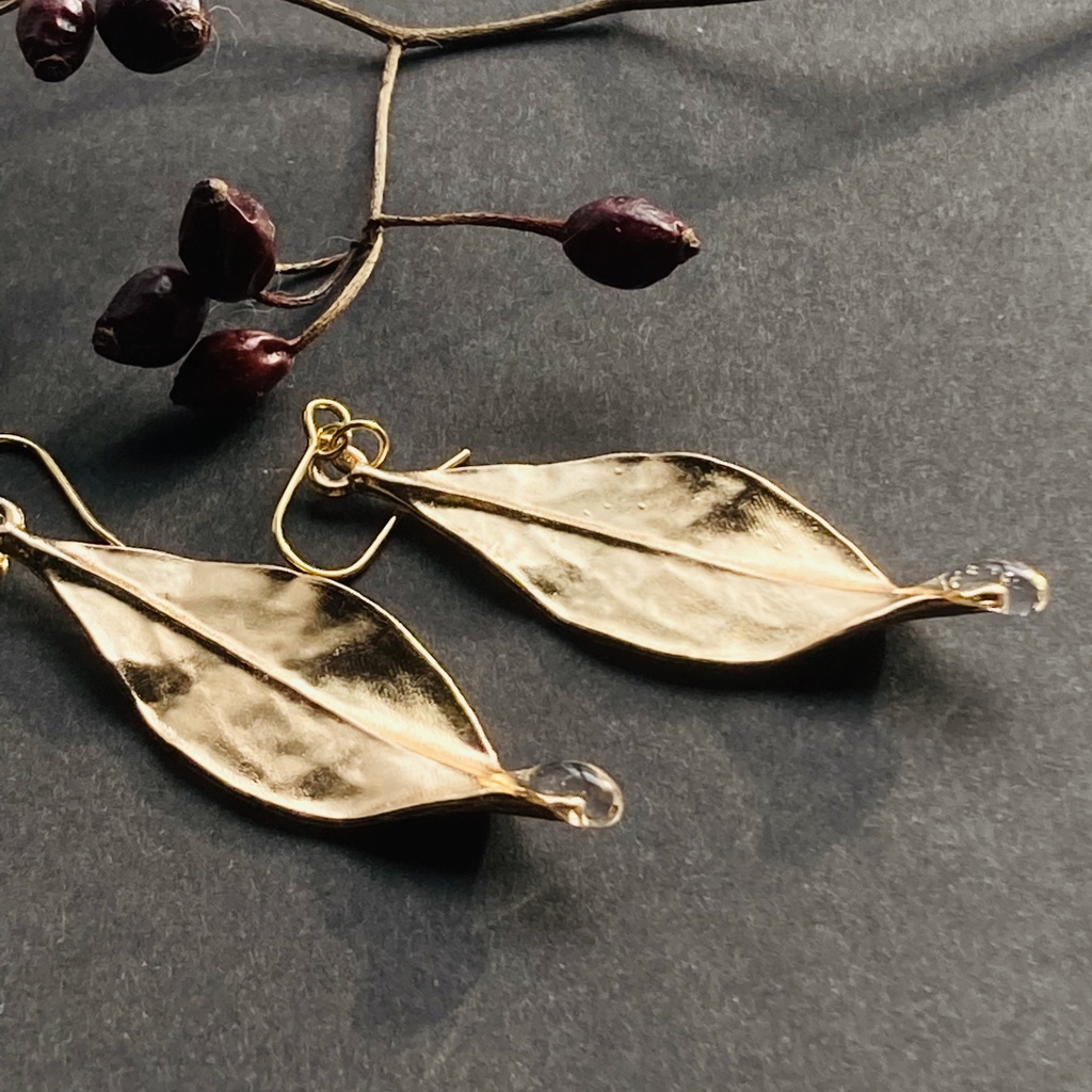 *イロアソビ* 朝露に濡れたリーフピアス イヤリング