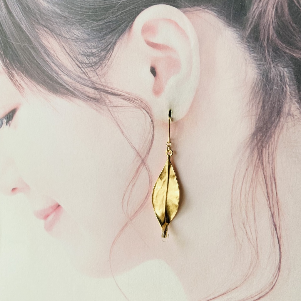 *イロアソビ* 朝露に濡れたリーフピアス イヤリング