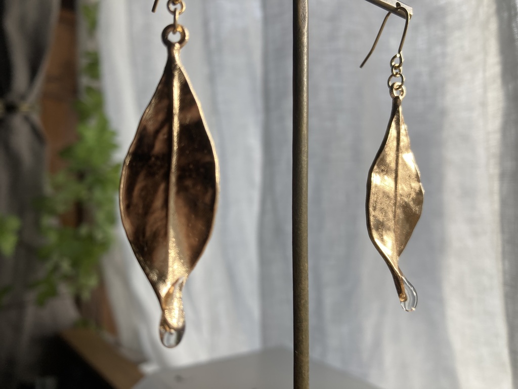 *イロアソビ* 朝露に濡れたリーフピアス イヤリング