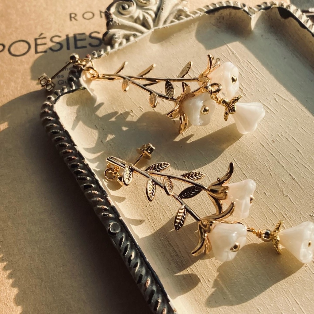 再販 イロアソビ 揺れるガラスの白百合 ピアス イヤリング