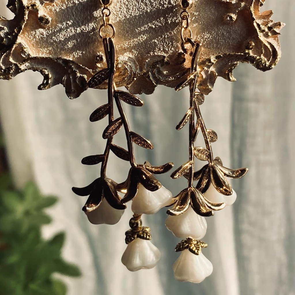 再販　イロアソビ　揺れるガラスの白百合　ピアス　イヤリング