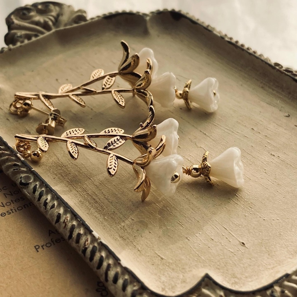 再販 イロアソビ 揺れるガラスの白百合 ピアス イヤリング