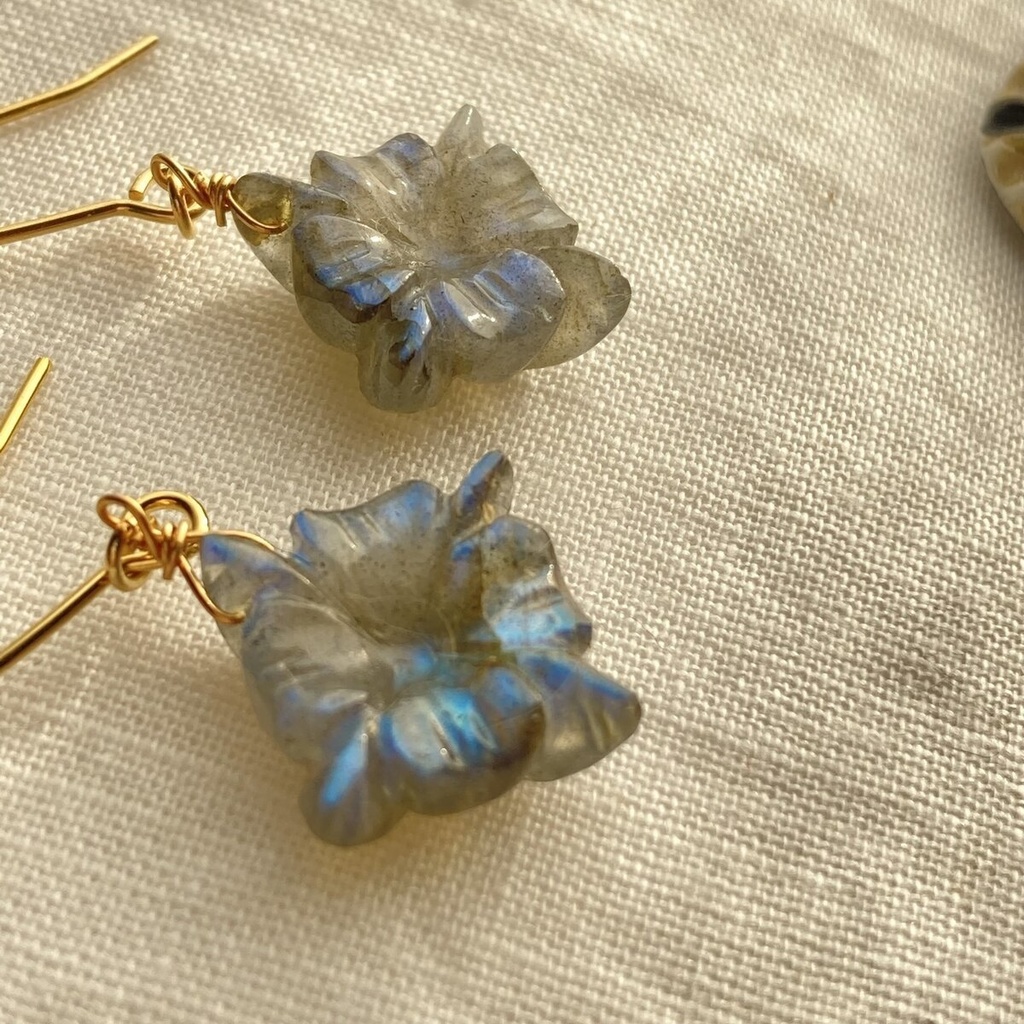現品 花のカットのラブラドライト ピアス イヤリング