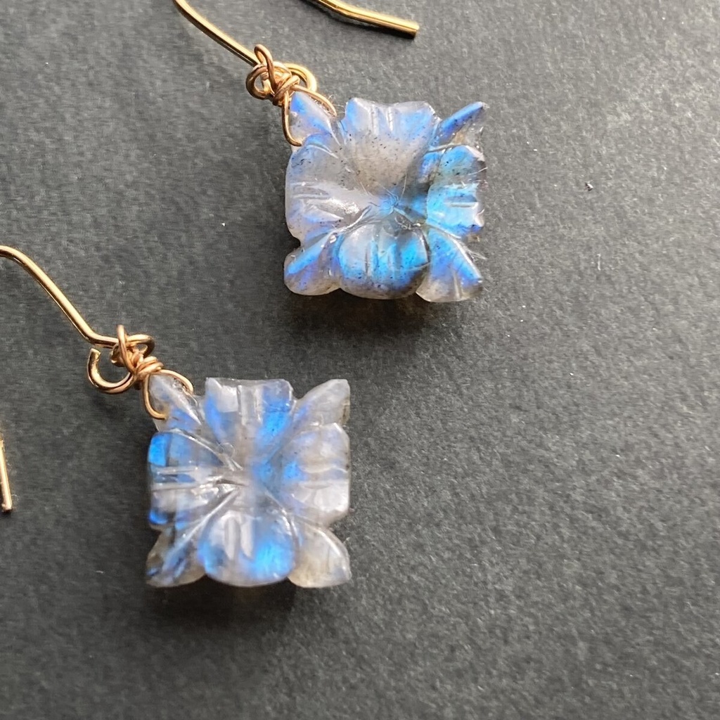 現品 花のカットのラブラドライト ピアス イヤリング
