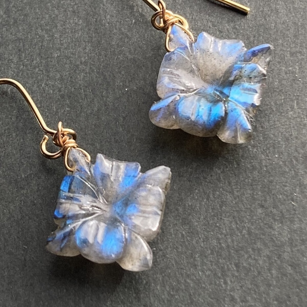 現品 花のカットのラブラドライト ピアス イヤリング