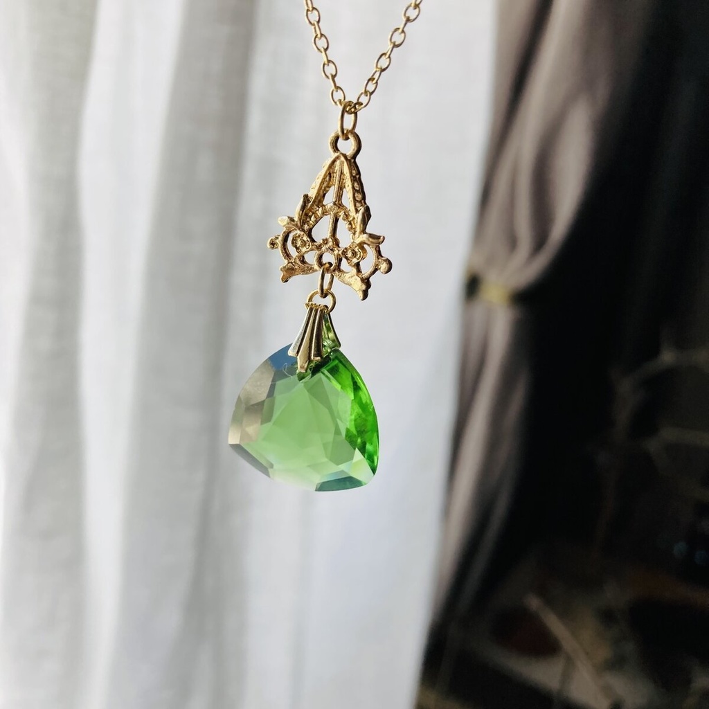 再販 イロアソビ 大粒 グリーントライアングル ネックレス