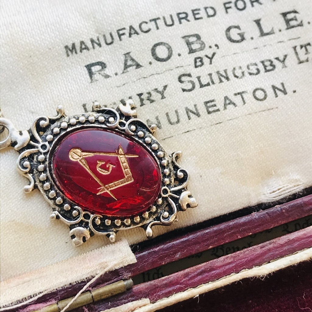 ピジョンブラッドカラー ヴィンテージ フリーメイソン ガラス ネックレス