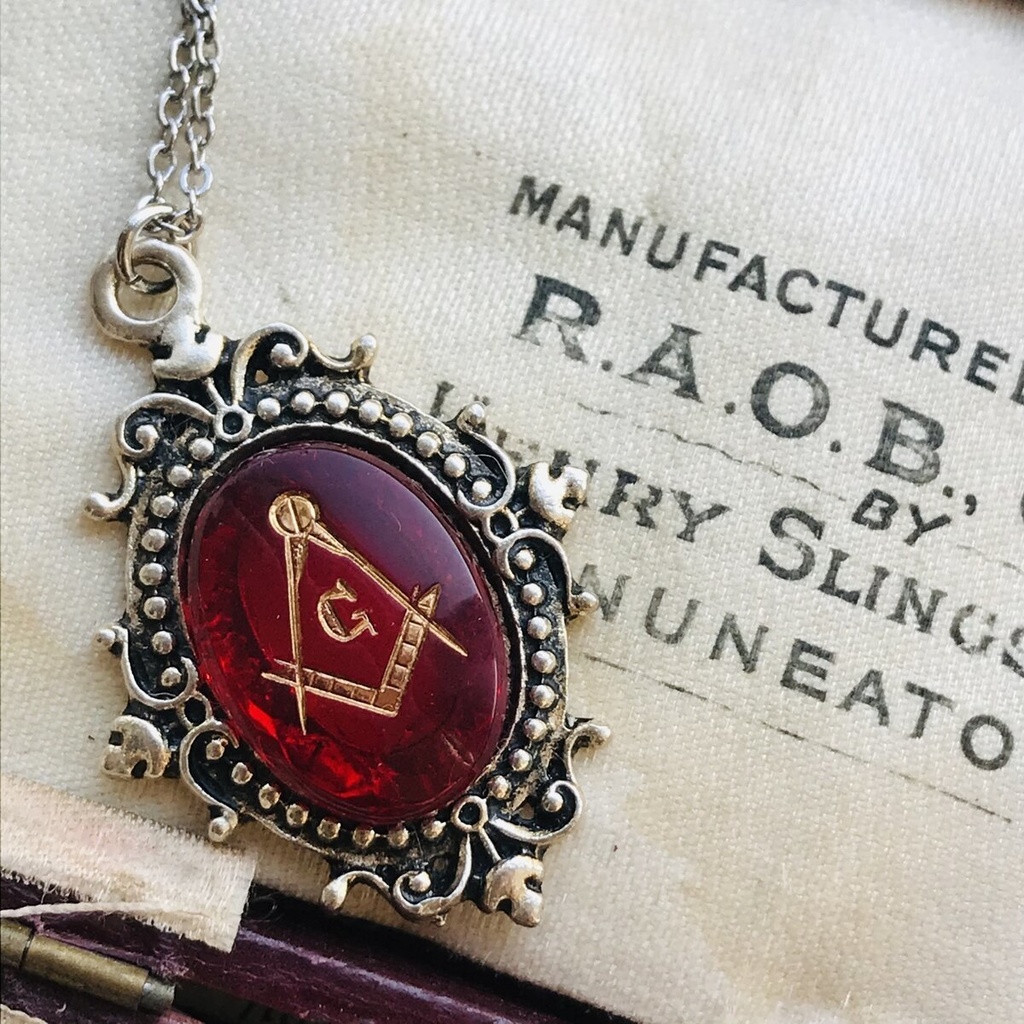 ピジョンブラッドカラー ヴィンテージ フリーメイソン ガラス ネックレス