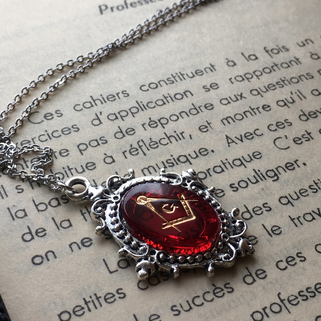 ピジョンブラッドカラー ヴィンテージ フリーメイソン ガラス ネックレス