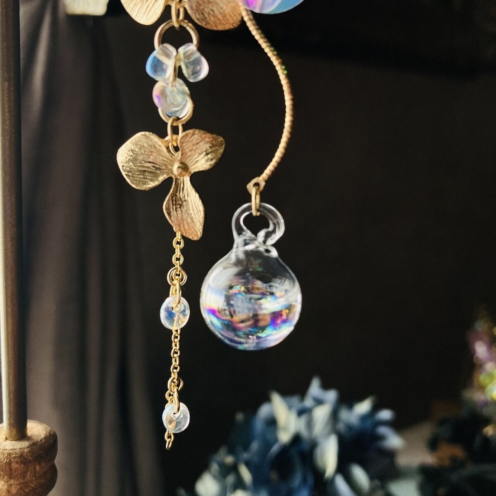 水入りのシャボン硝子と花から垂れる虹粒のピアス イヤリング