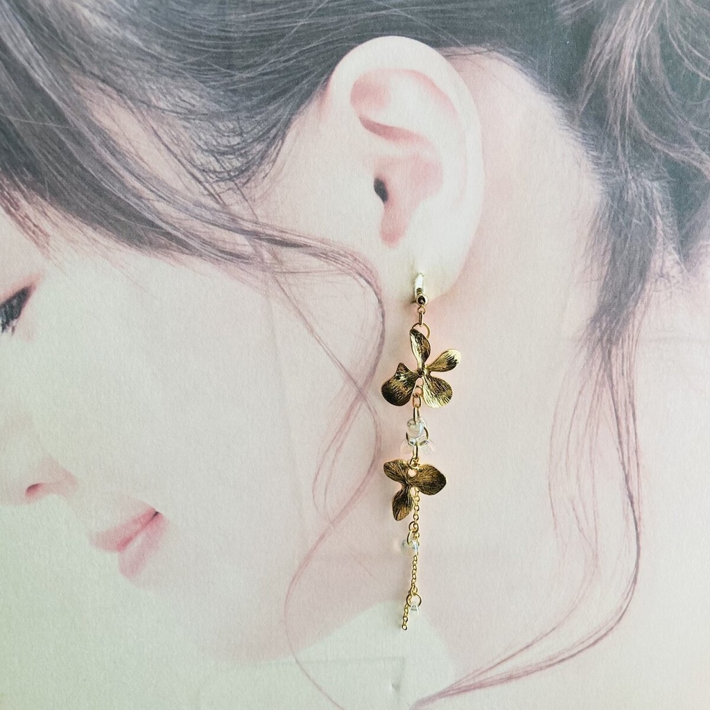 水入りのシャボン硝子と花から垂れる虹粒のピアス イヤリング