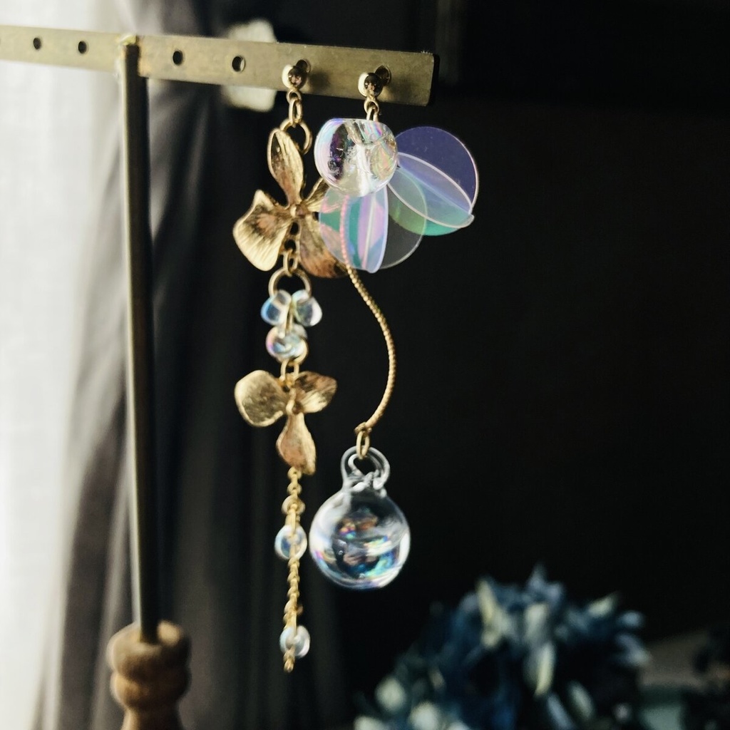 水入りのシャボン硝子と花から垂れる虹粒のピアス イヤリング