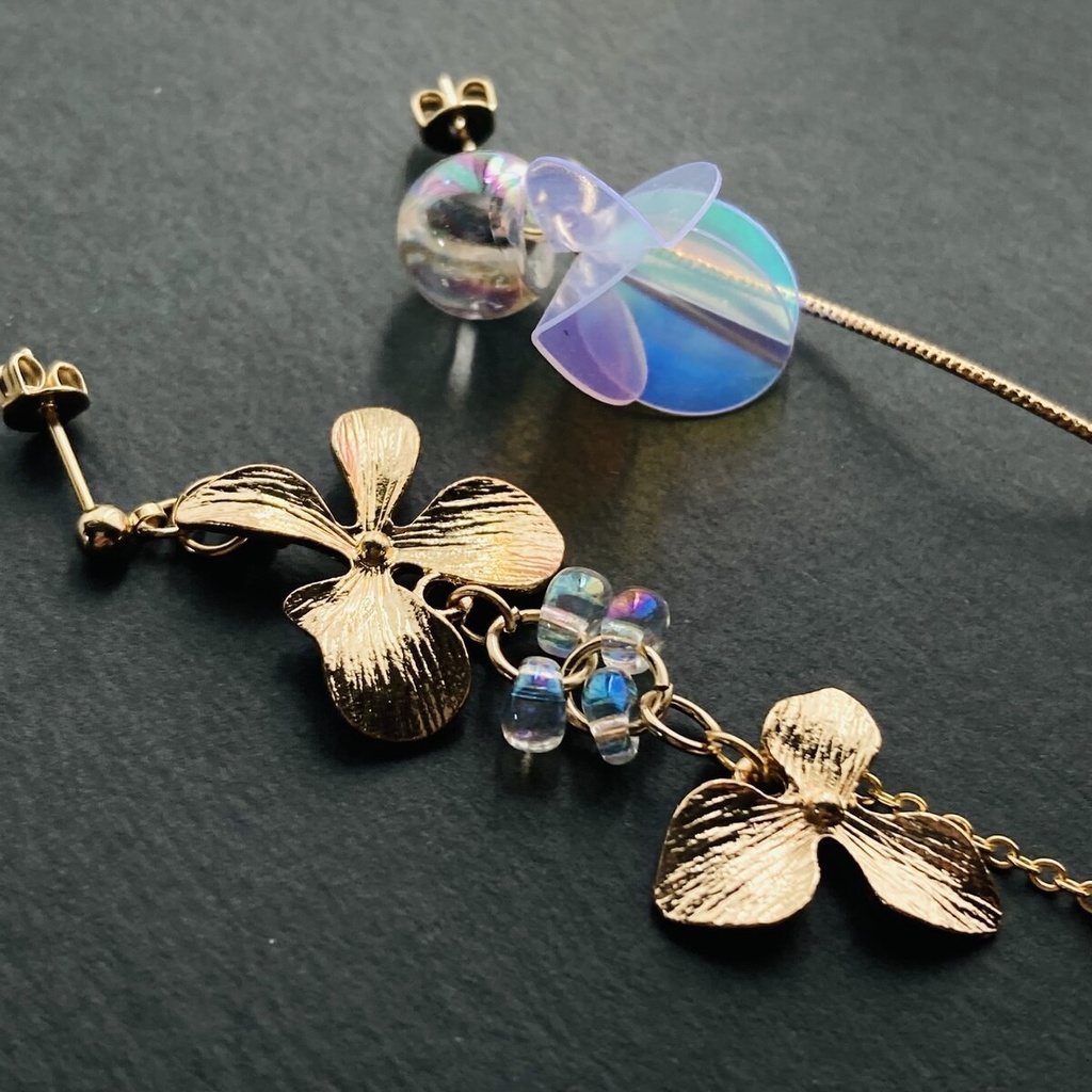 水入りのシャボン硝子と花から垂れる虹粒のピアス イヤリング