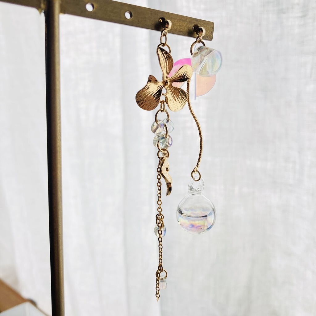 水入りのシャボン硝子と花から垂れる虹粒のピアス イヤリング