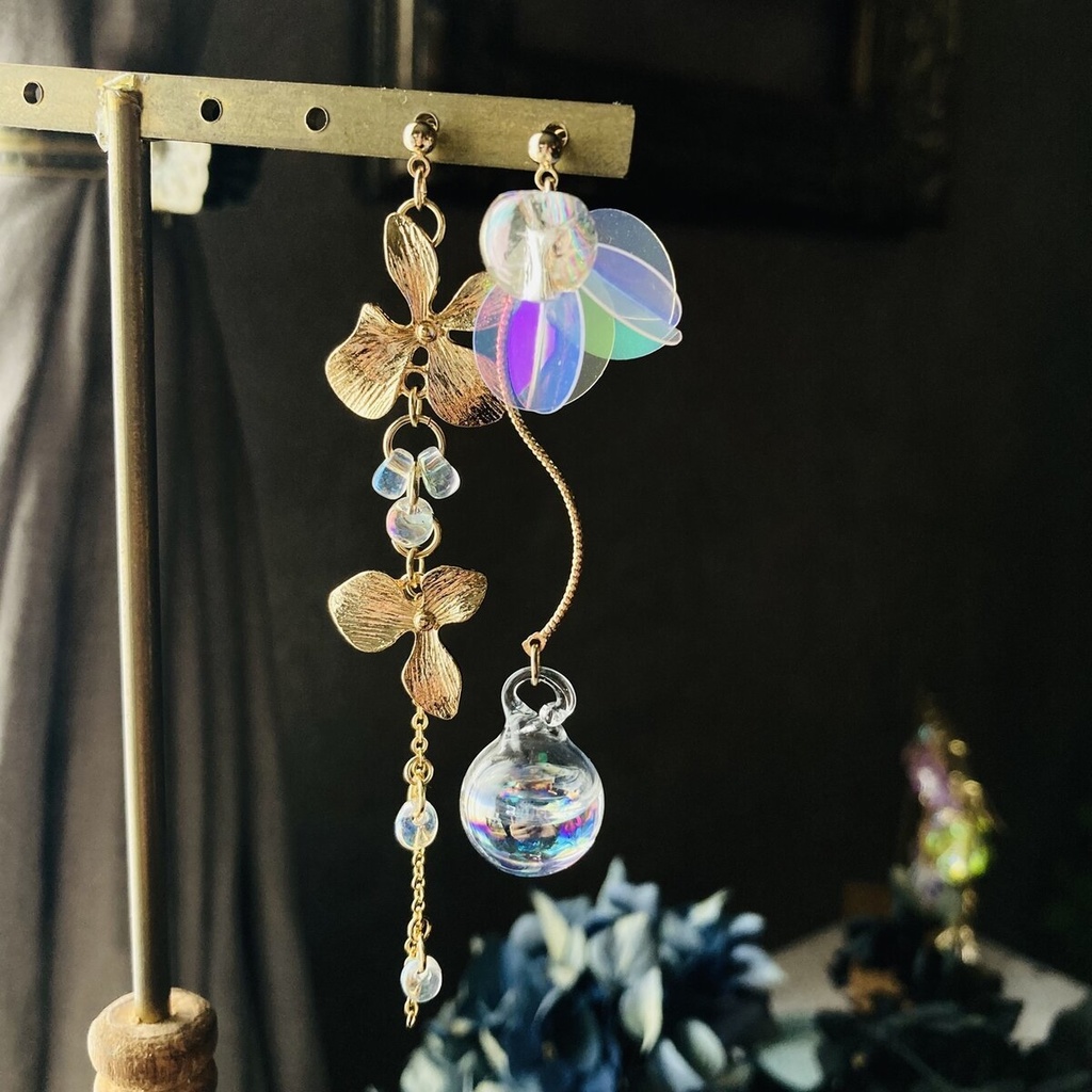 水入りのシャボン硝子と花から垂れる虹粒のピアス イヤリング