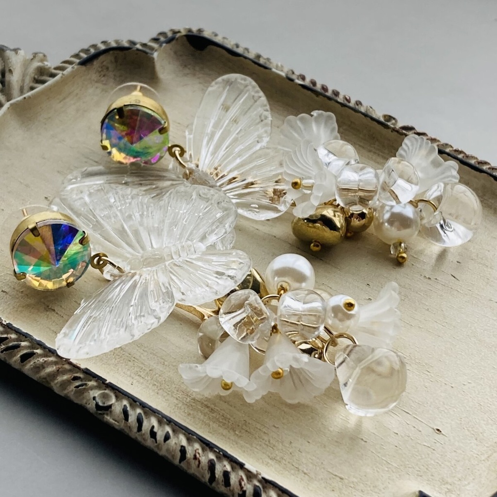 イロアソビ オーロラストーン クリア蝶と白花 ピアス イヤリング