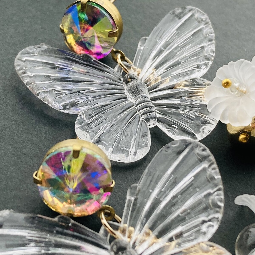 イロアソビ オーロラストーン クリア蝶と白花 ピアス イヤリング