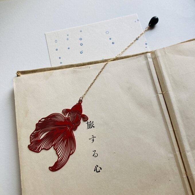 手毬屋 しずく色変更可能 切り絵のような黒の金魚 しおり ブックマーカー 赤雫