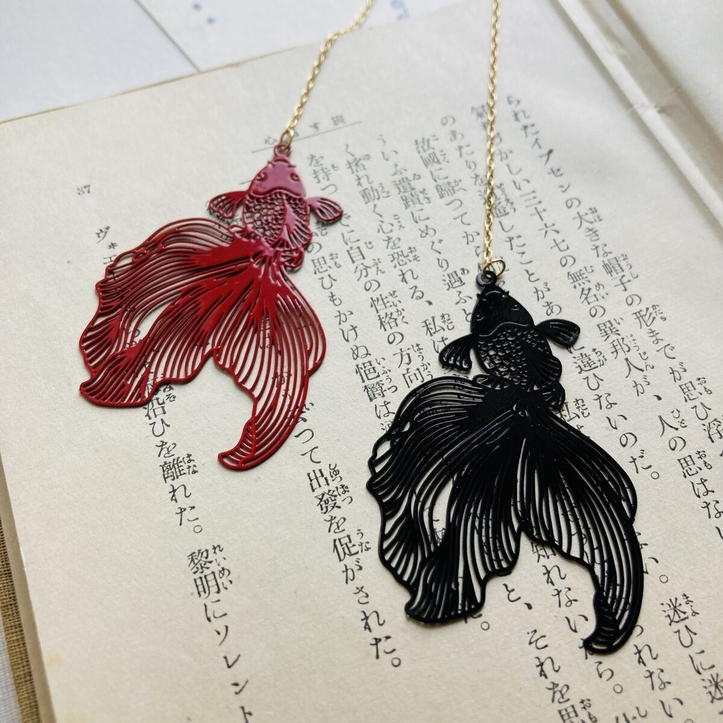 手毬屋 しずく色変更可能 切り絵のような黒の金魚 しおり ブックマーカー 赤雫