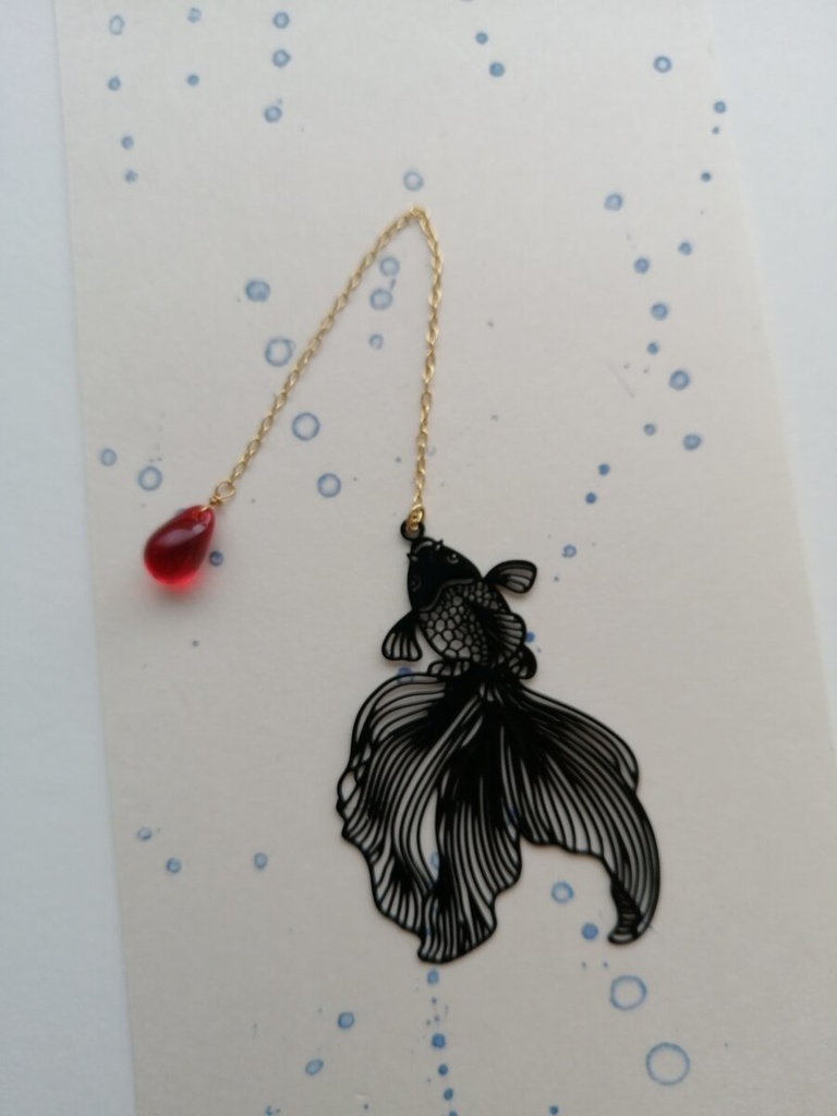 手毬屋 しずく色変更可能 切り絵のような黒の金魚 しおり ブックマーカー 赤雫