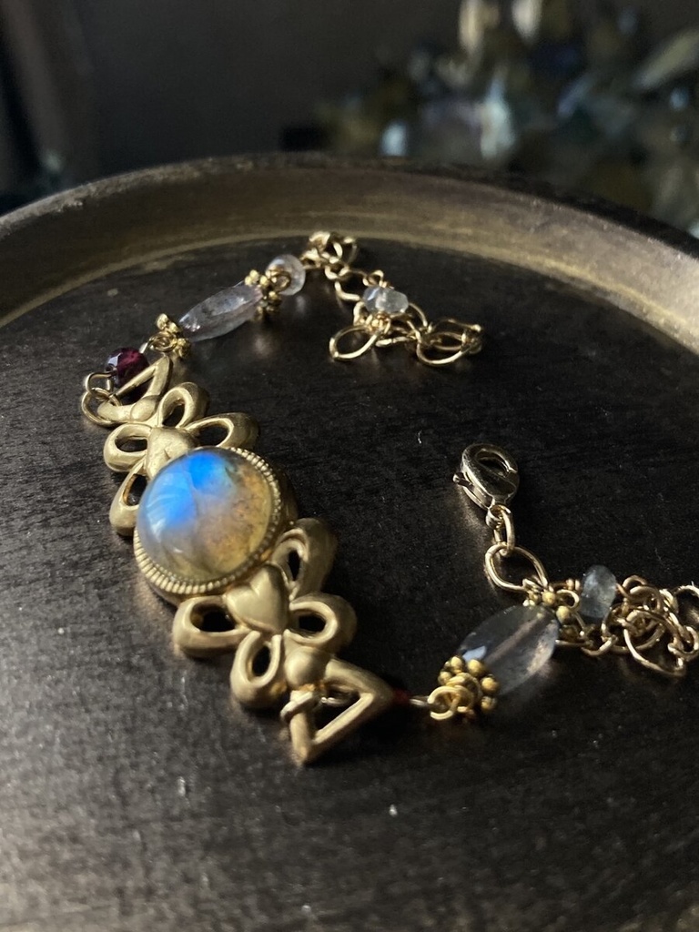 モルフォ蝶カラー 水色のラブラドレッセンス ラブラドライト 真鍮 ブレスレット