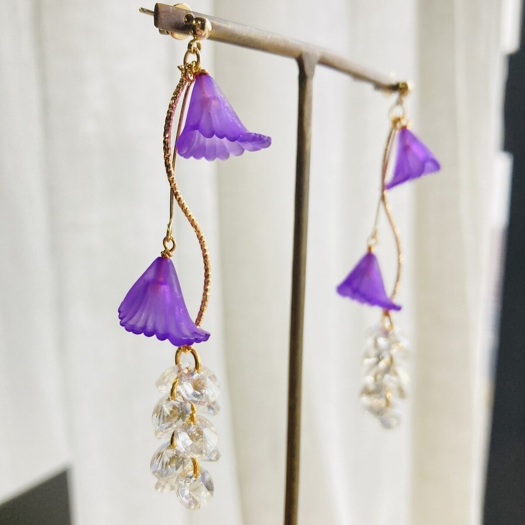 再販 イロアソビ 紫花と揺れるガラスチャーム ピアス イヤリング