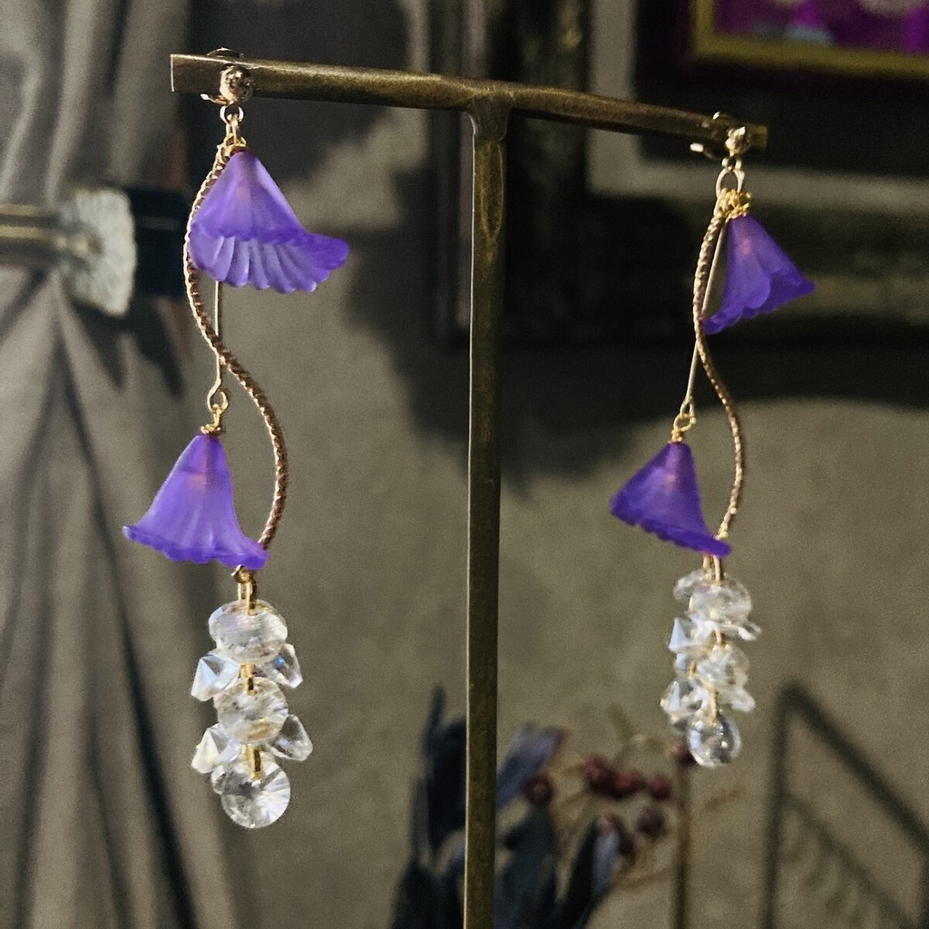 再販 イロアソビ 紫花と揺れるガラスチャーム ピアス イヤリング