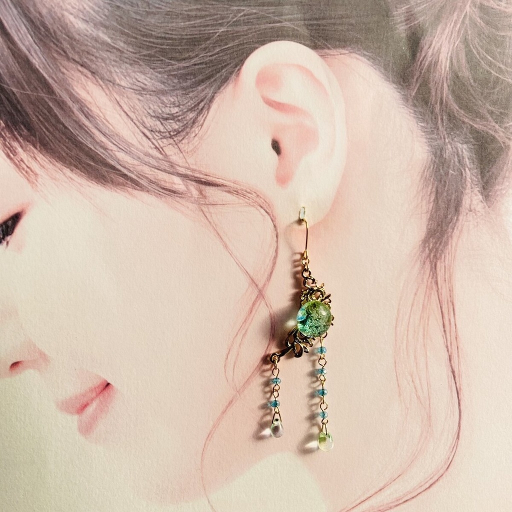 現品のみ 手作りガラス 泡のグリーンガラス ピアス イヤリング