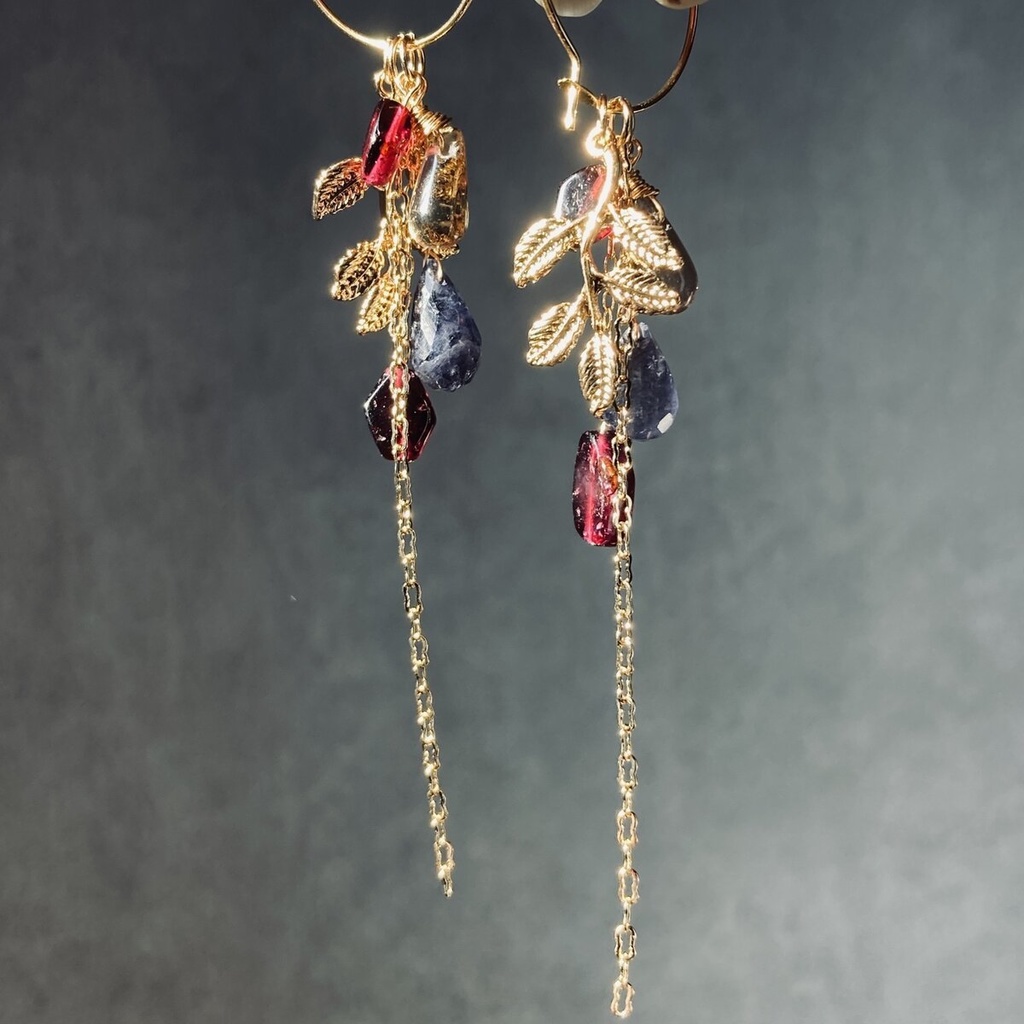 *イロアソビ* チャーム付け替え可能 天然石のリーフピアス