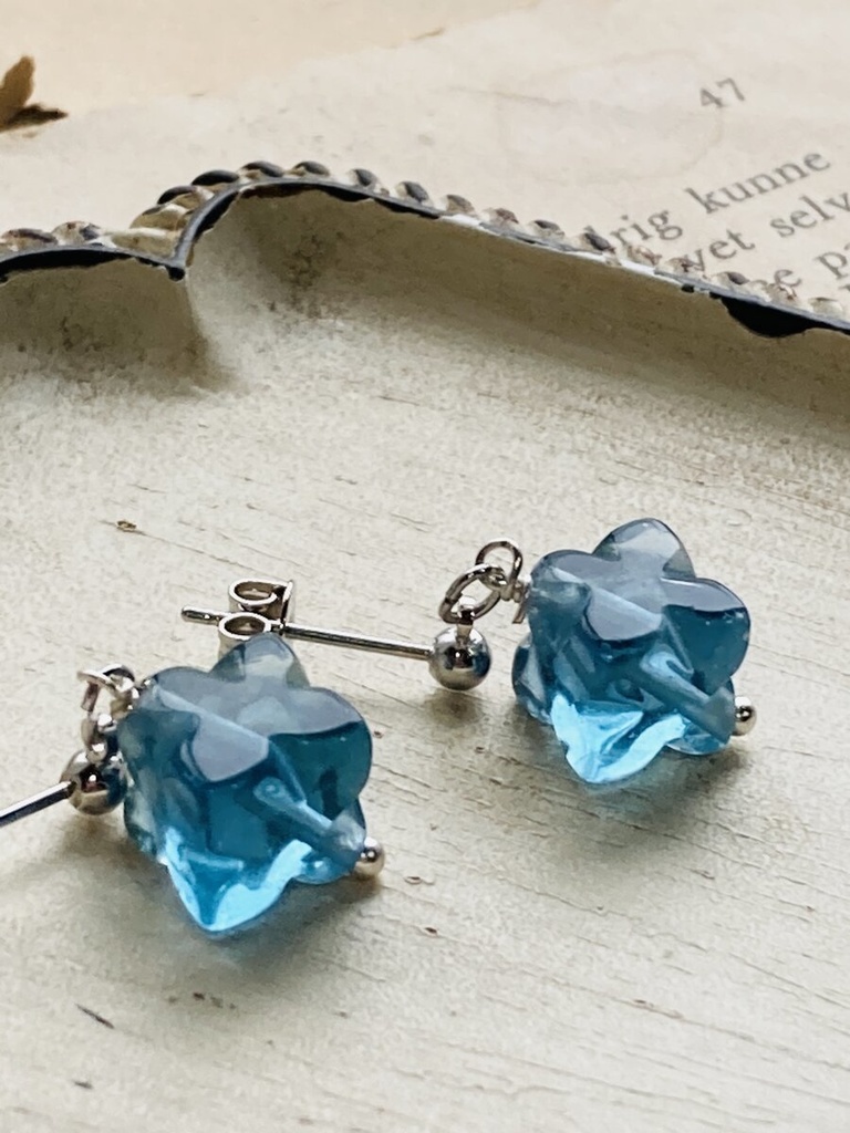 イロアソビ ブルーグリーンフローライト 深い海の青 耳飾り