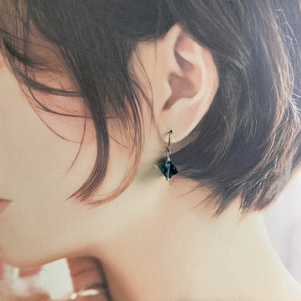 イロアソビ ブルーグリーンフローライト 深い海の青 耳飾り