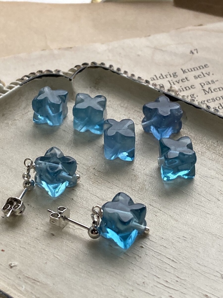 イロアソビ ブルーグリーンフローライト 深い海の青 耳飾り