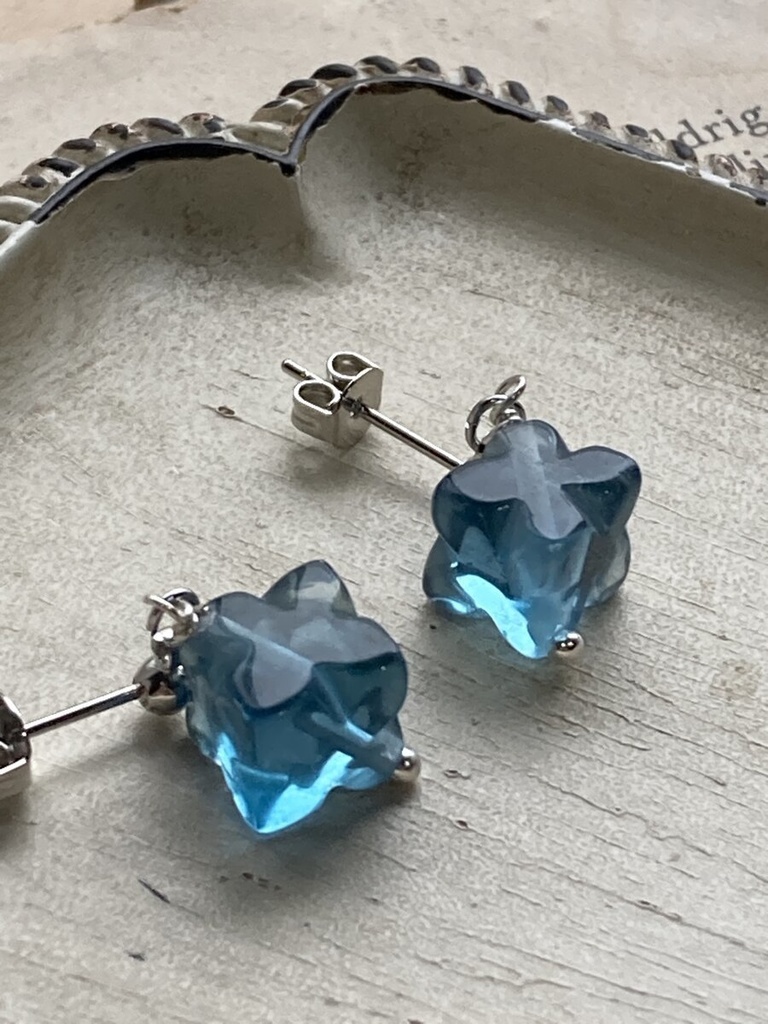 イロアソビ ブルーグリーンフローライト 深い海の青 耳飾り