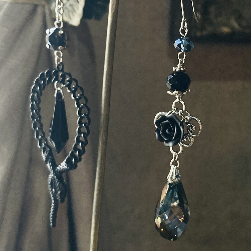 Gothic Wednesday ゴシック 黒蛇 黒薔薇 ブラックガラスドロップ ピアス イヤリング