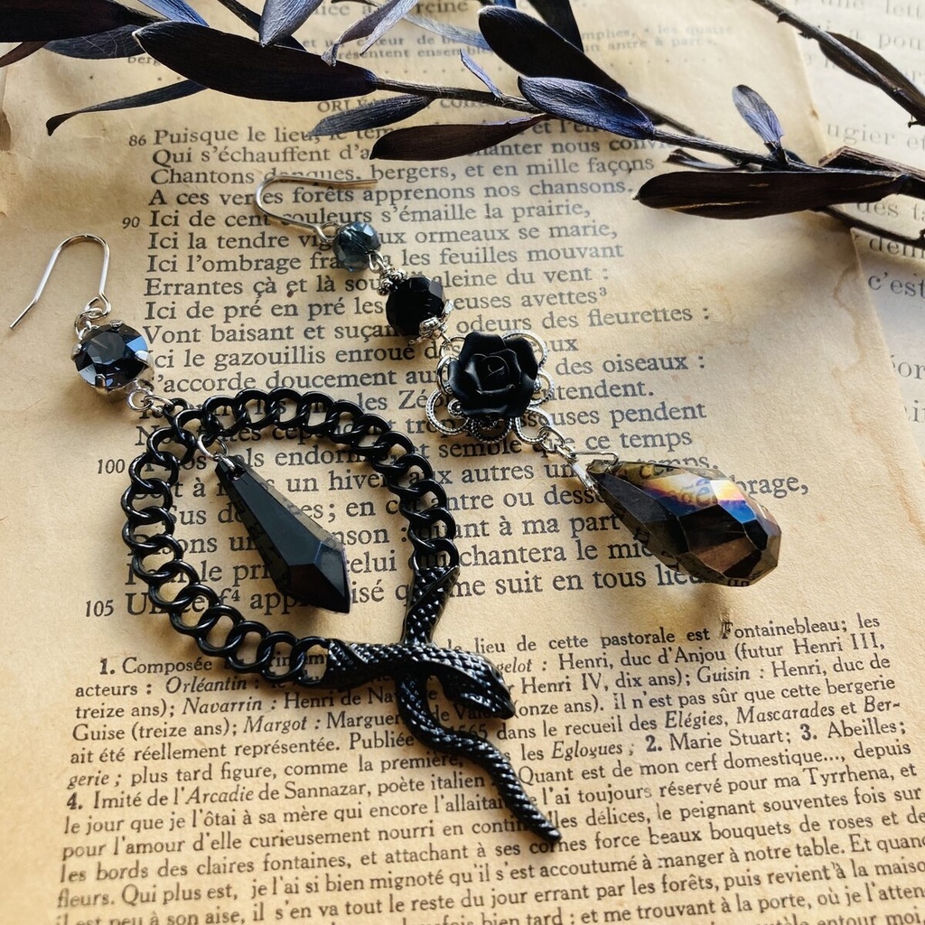 Gothic Wednesday ゴシック 黒蛇 黒薔薇 ブラックガラスドロップ ピアス イヤリング