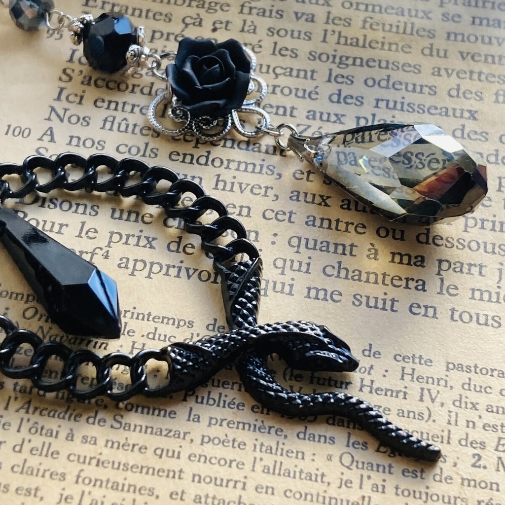 Gothic Wednesday ゴシック 黒蛇 黒薔薇 ブラックガラスドロップ ピアス イヤリング