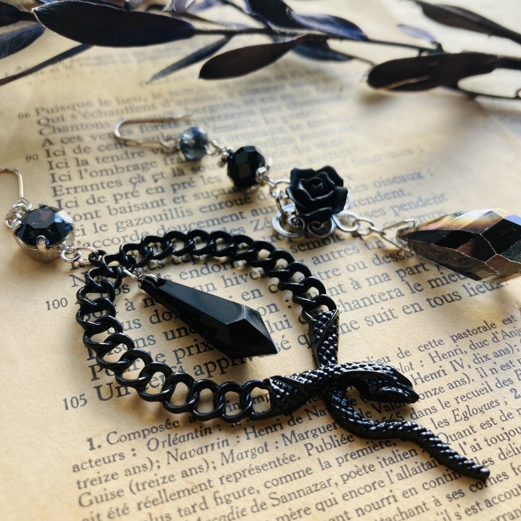 Gothic Wednesday ゴシック 黒蛇 黒薔薇 ブラックガラスドロップ ピアス イヤリング