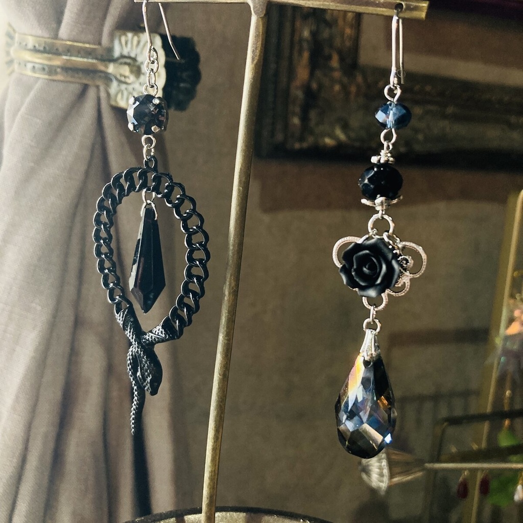 Gothic Wednesday ゴシック 黒蛇 黒薔薇 ブラックガラスドロップ ピアス イヤリング