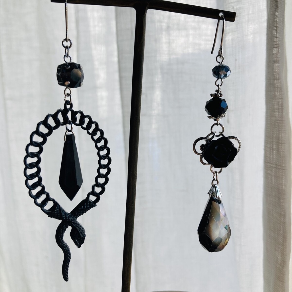 Gothic Wednesday ゴシック 黒蛇 黒薔薇 ブラックガラスドロップ ピアス イヤリング