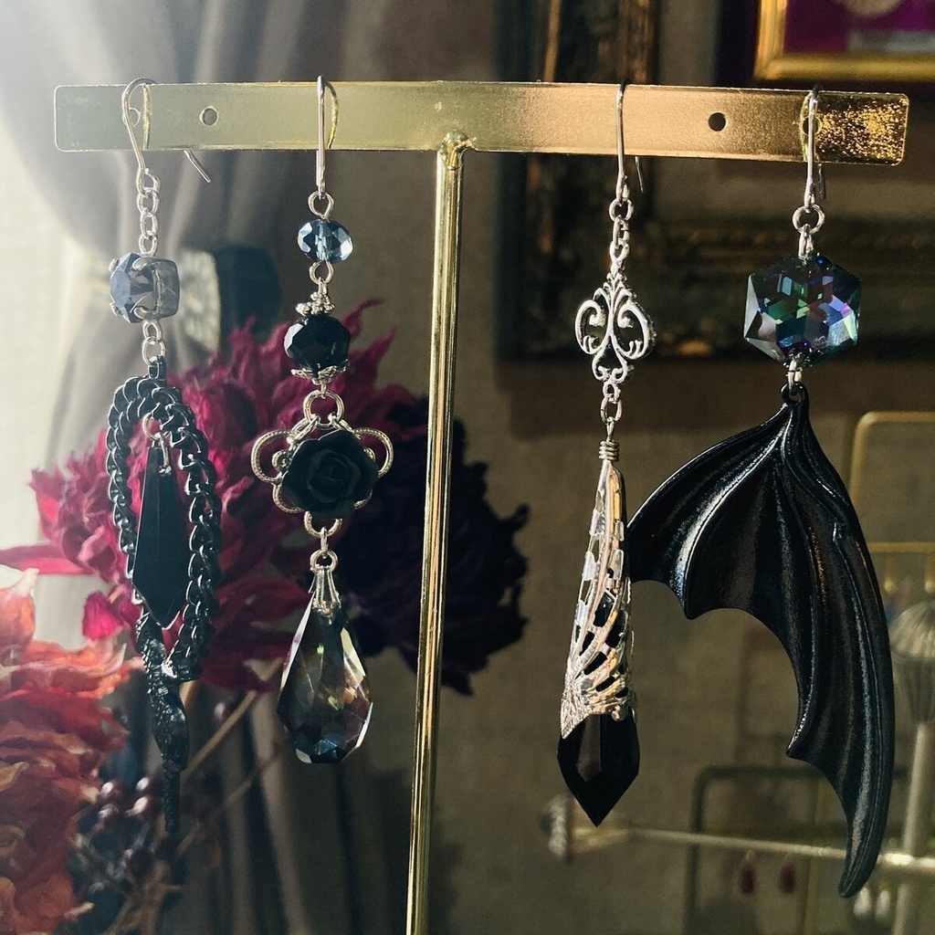 Gothic Wednesday ゴシック 黒蛇 黒薔薇 ブラックガラスドロップ ピアス イヤリング