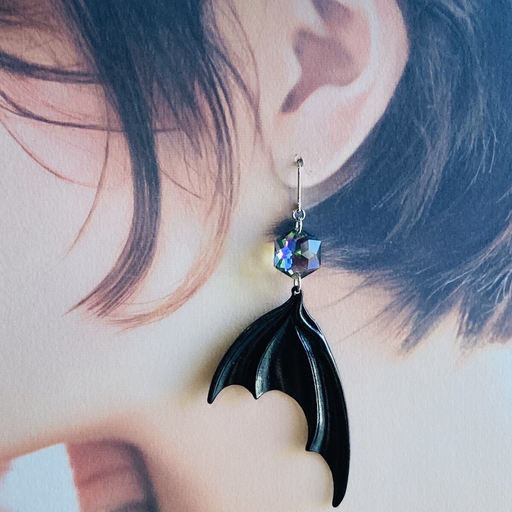 Gothic Wednesday ゴシック 蝙蝠 レアスワロ ダークレインボー ピアス イヤリング MCB