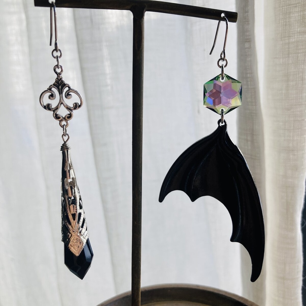 Gothic Wednesday ゴシック 蝙蝠 レアスワロ ダークレインボー ピアス イヤリング MCB