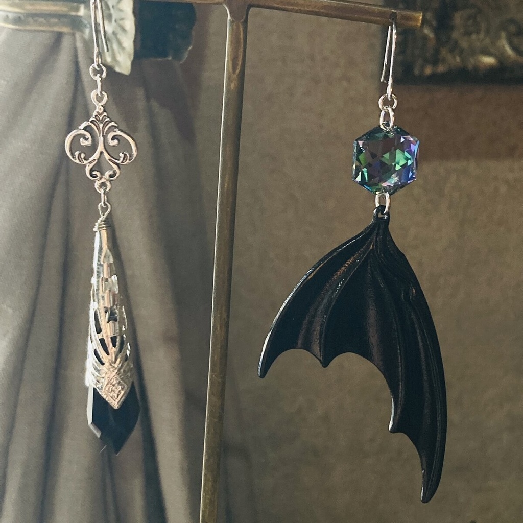 Gothic Wednesday ゴシック 蝙蝠 レアスワロ ダークレインボー ピアス イヤリング MCB