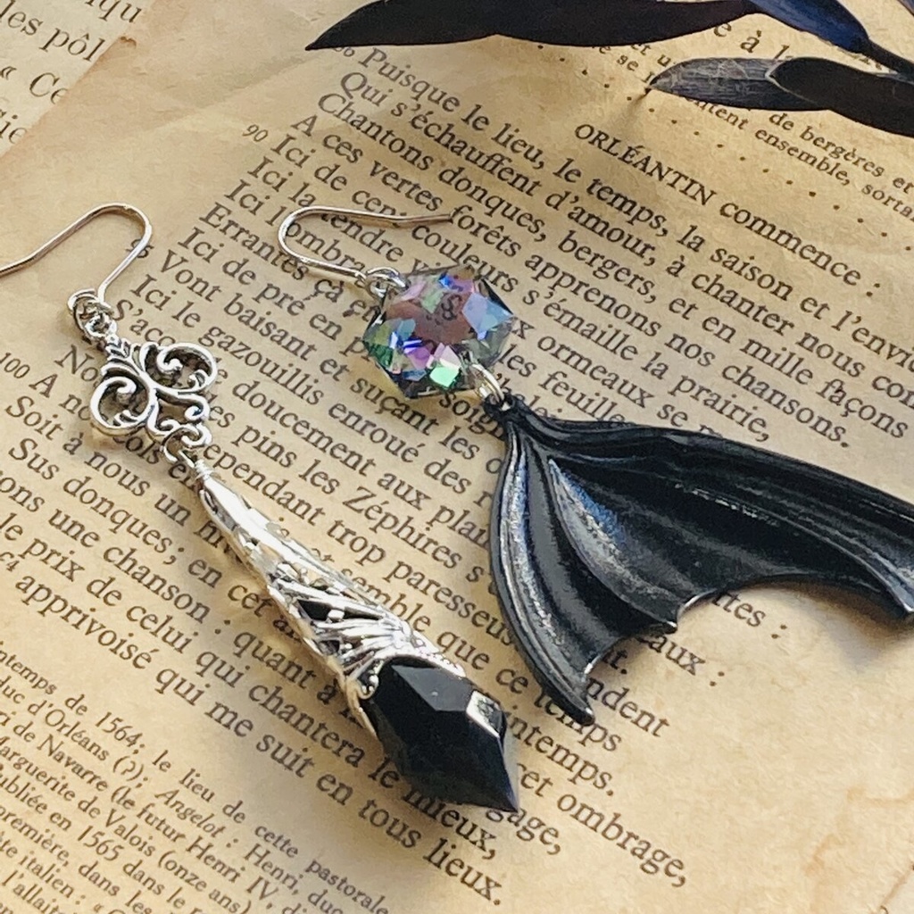 Gothic Wednesday ゴシック 蝙蝠 レアスワロ ダークレインボー ピアス イヤリング MCB