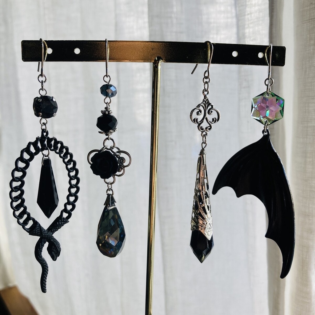 Gothic Wednesday ゴシック 蝙蝠 レアスワロ ダークレインボー ピアス イヤリング MCB